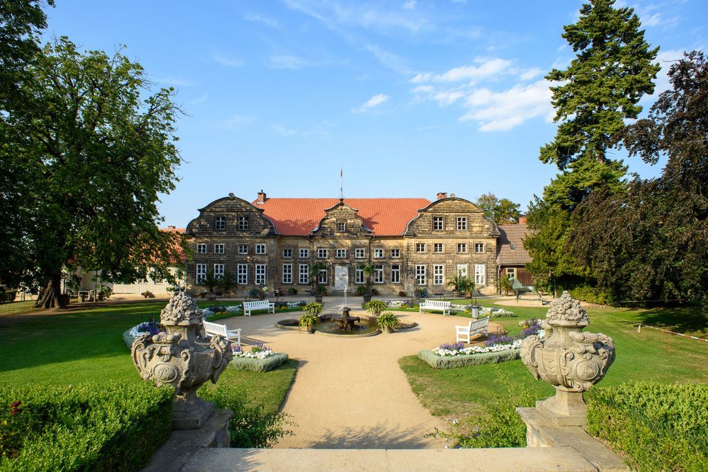 Das kleine Schloss im barocken Terrassengarten von Schloss Blankenburg.