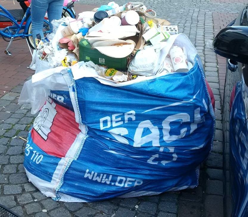 Mit Müll gefüllte „Big-Bags“. Sie stehen schon seit Monaten am Bahnhof.