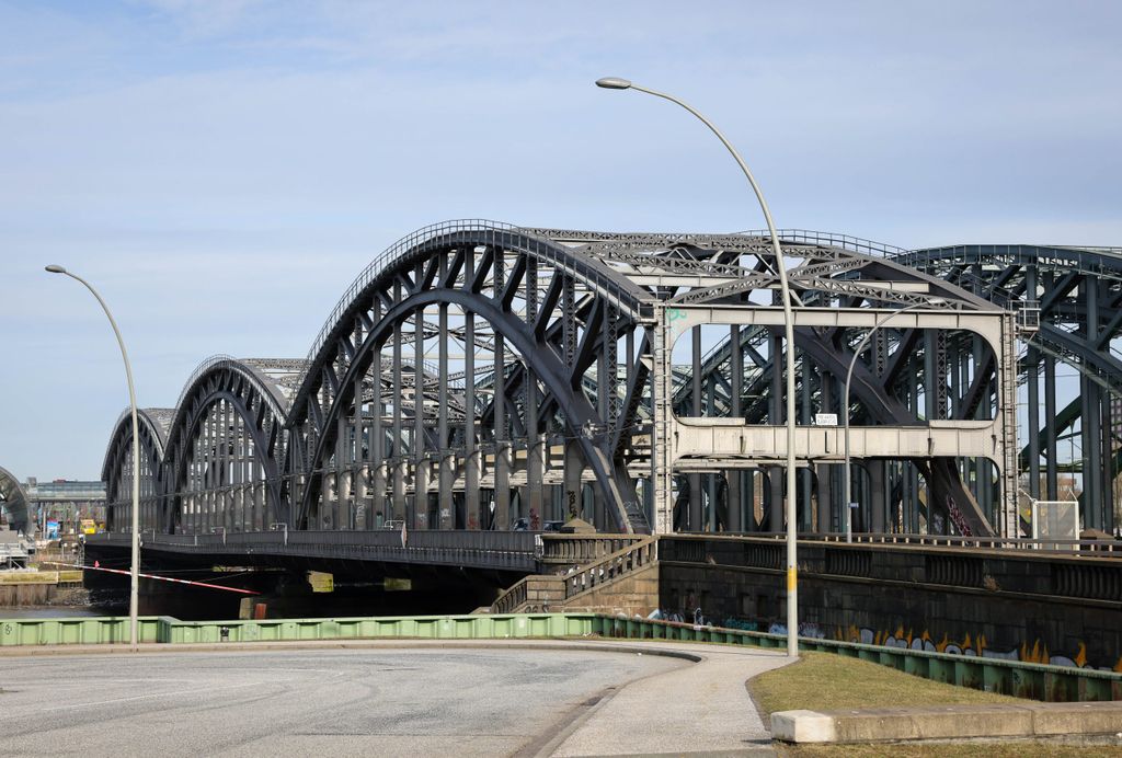 Stahlbögen der Freihhafen Brücke