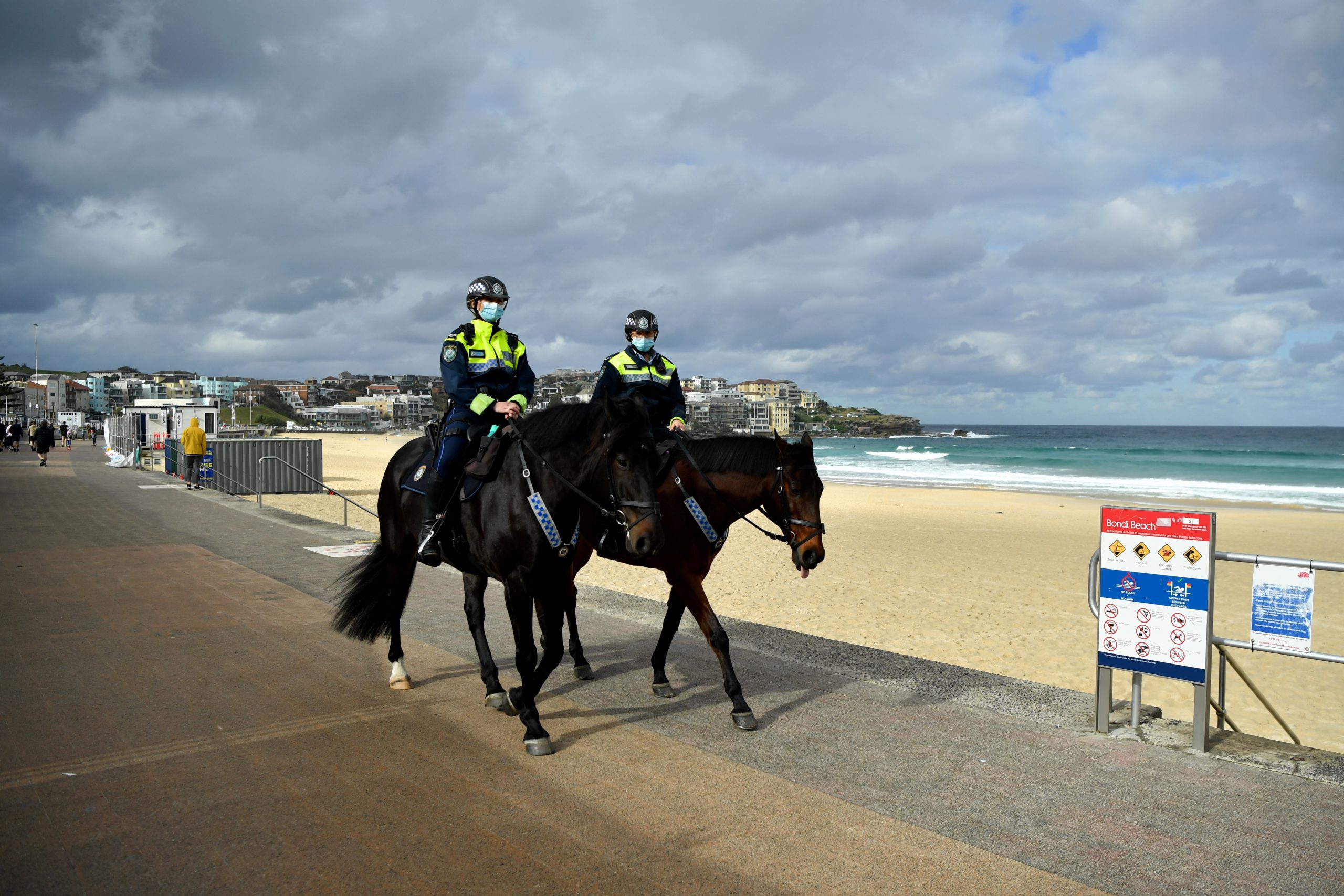 Berittene Polizei auf Patrouille am Bondi Beach in Sydney. Dort gilt weiter ein strenger Lockdown.