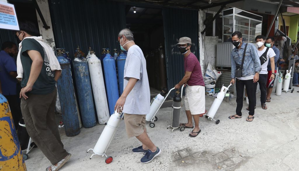 Menschen stehen in Jakarta Schlange, um Sauerstofftanks auffüllen zu lassen.