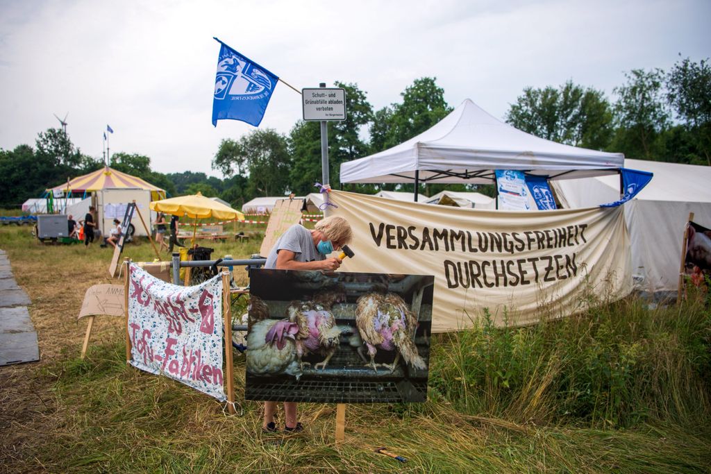 Plakate vor Aktivisten-Camp