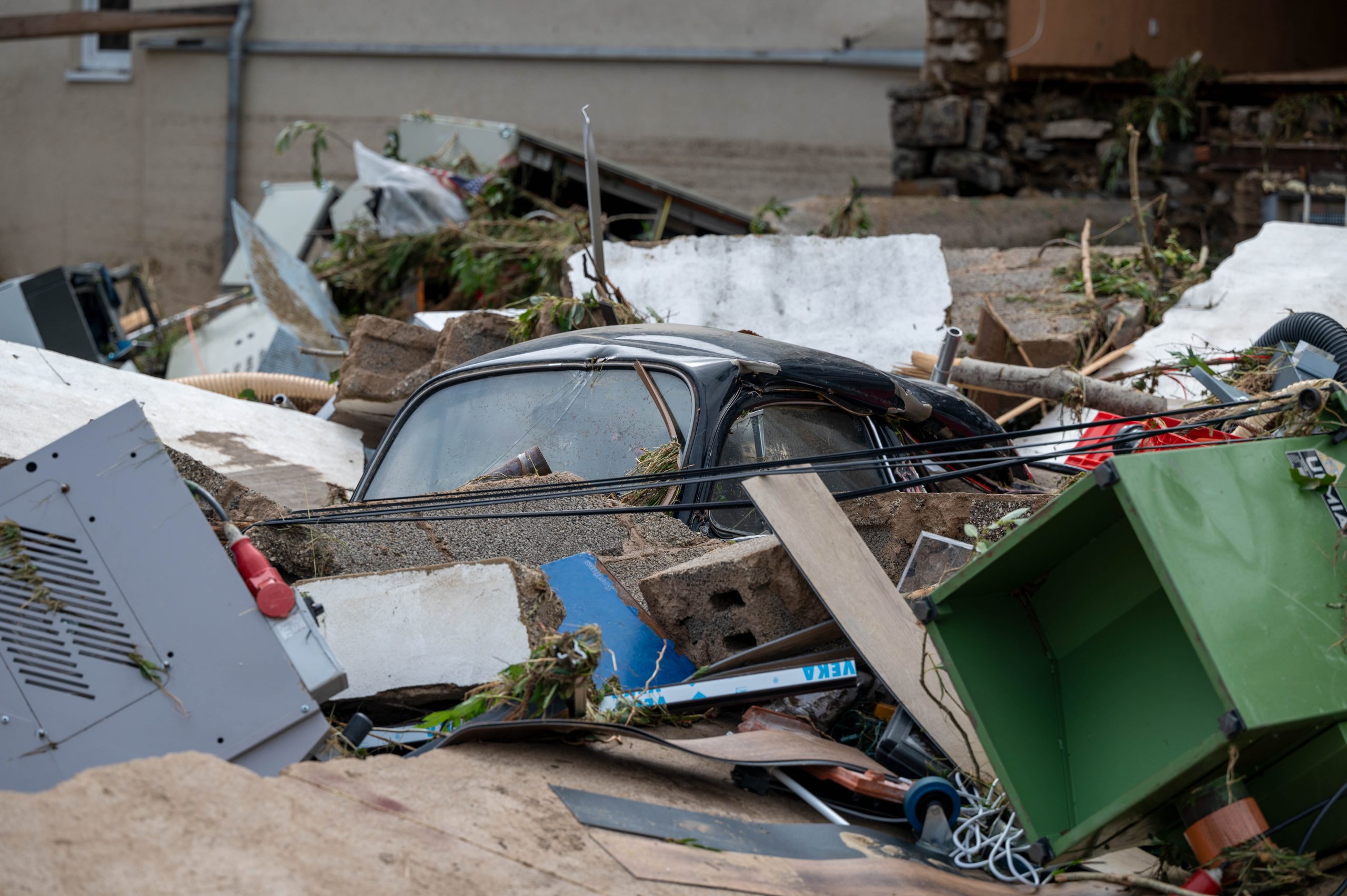 Das Dach eines zerstörten VW Käfer ragt in dem Ort im Kreis Ahrweiler nach dem Unwetter mit Hochwasser aus dem Schutt heraus