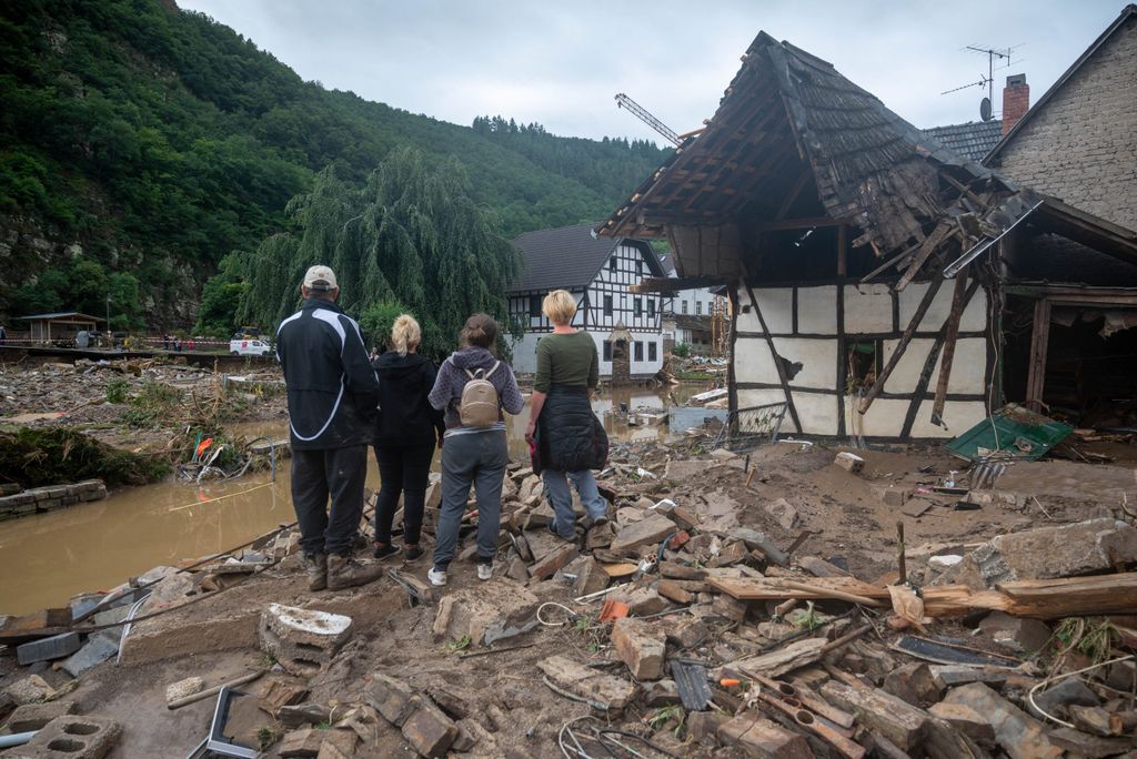 Die Menschen schauen in dem Ort im Kreis Ahrweiler nach dem Unwetter auf die Zerstörungen