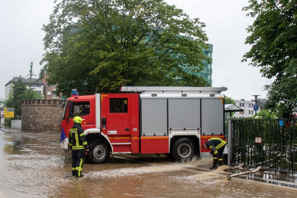 Ein Feuerwehrwagen steht am Seiteneingang des Krankenhauses in Eschweiler