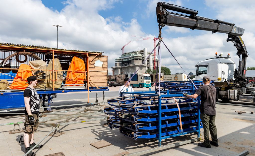 Mitarbeiter bauen Achterbahn auf