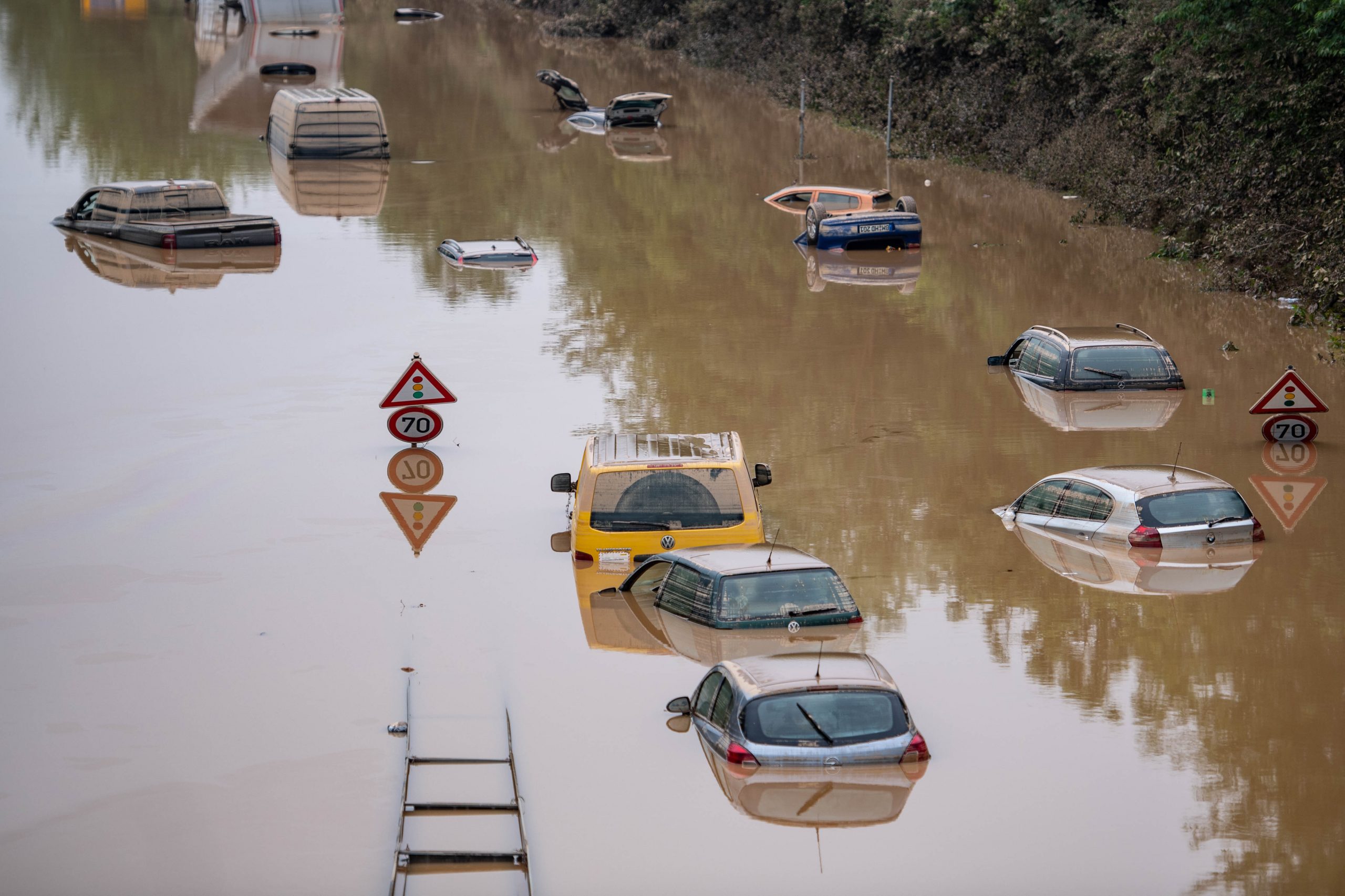 Autos stehen auf der überfluteten Bundesstraße 265 im Wasser. Es ist unklar, ob alle Insassen es rechtzeitig raus geschafft haben.