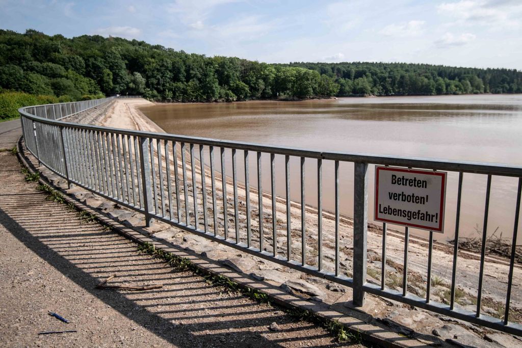Ein Schild mit der Aufschrift „Betreten verboten! Lebensgefahr“ hängt an der Staumauer der Steinbachtalsperre.