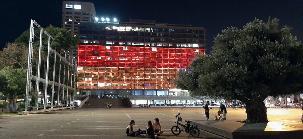 Das Rathaus in Tel Aviv leuchtet schwarz-rot-gold