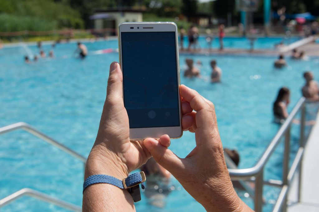 Bäderland Hamburg warnt: Eltern lassen sich immer stärker vom Handy ablenken.