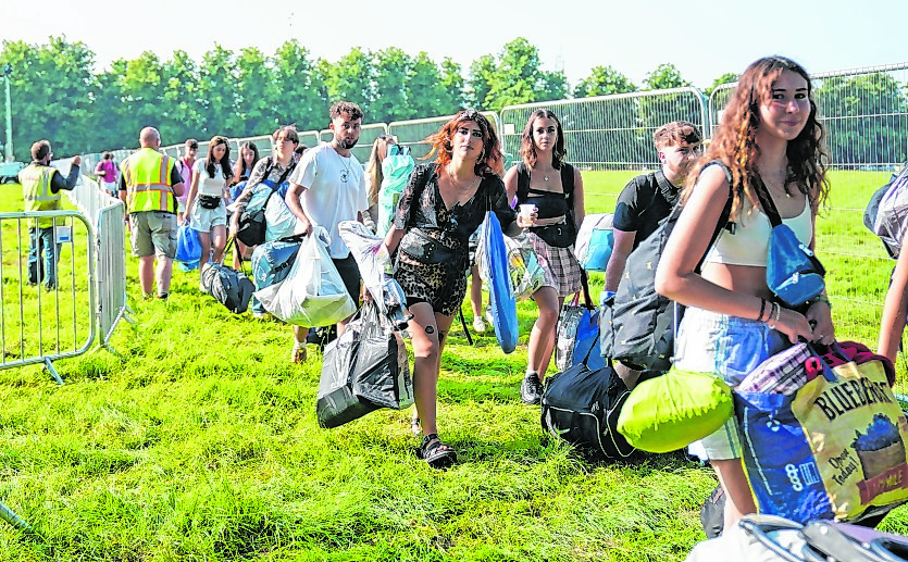 Festivalbesucher kommen beim Latitude Festival in Henham Park an.