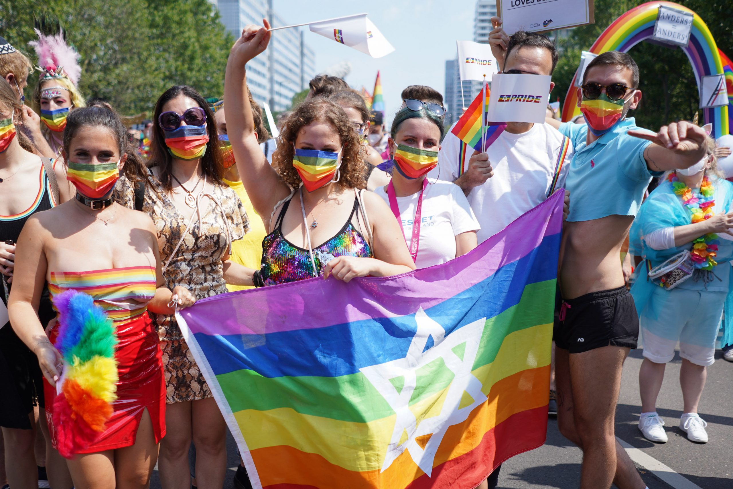 Mitglieder des Vereins Keshet nehmen an der Parade des Christopher Street Day (CSD) teil.