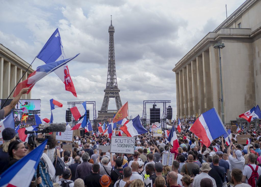 Demonstranten in Frankreich bei einem Protest gegen die Impfpflicht für bestimmte Berufsgruppen.