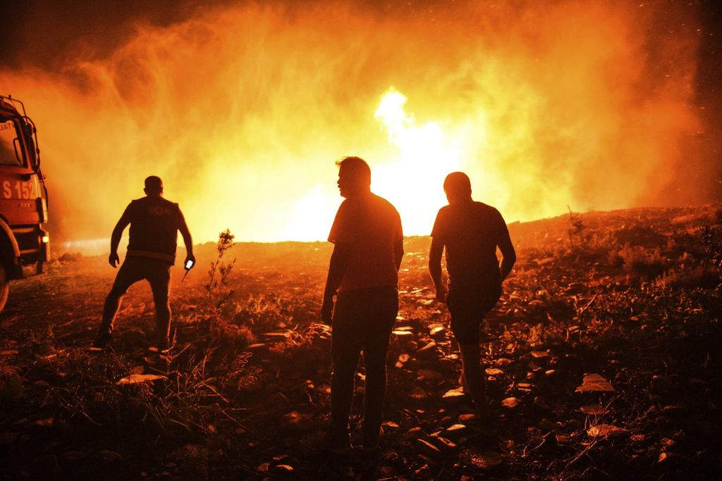 Feuerwehrleute und Dorfbewohner versuchen ein Feuer in der Provinz Antalya unter Kontrolle zu bringen.