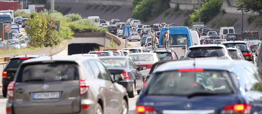 Ein derzeit noch häufigeres Bild im Hamburger Süden: Autos reihen sich hinter Autos.