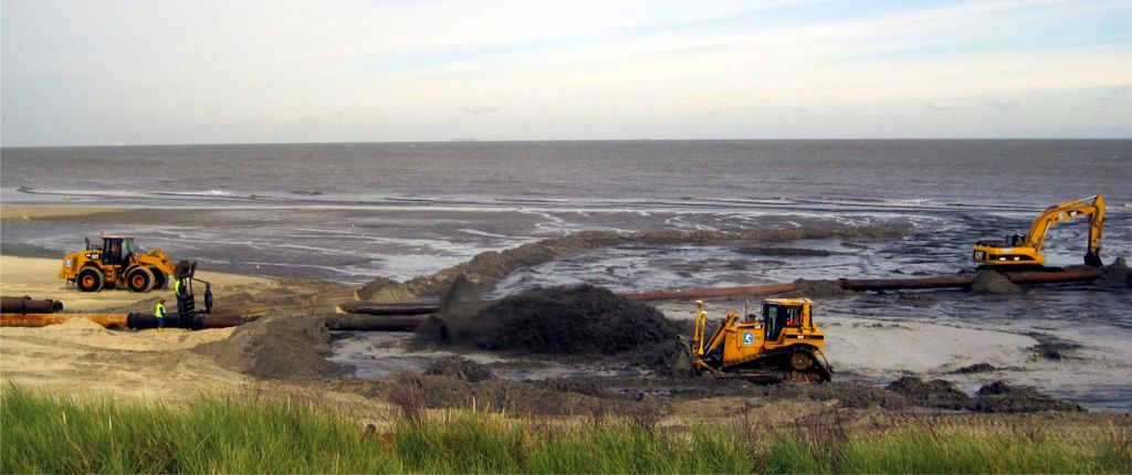 Die Insel Langeoog in Niedersachsen: Hier werden wieder mehrere hunderttausend Kubikmeter Sand aufgespült, um die ostfriesische Insel in Zukunft besser vor Sturmfluten schützen zu können.