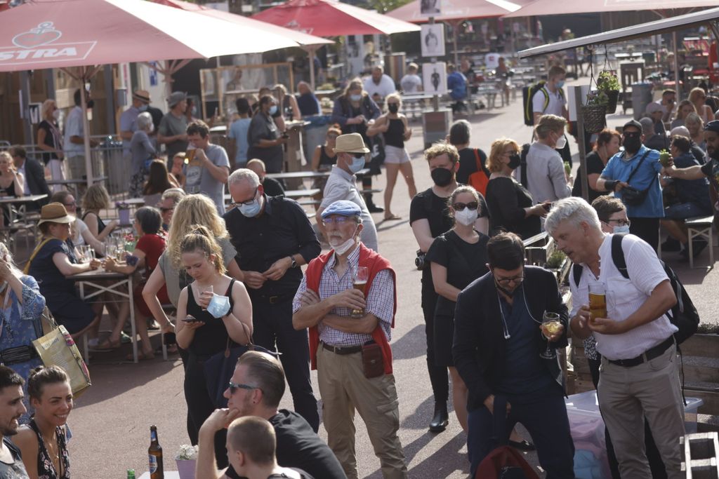 Viel Sonne und ein Getränk in der Hand: Die Stimmung auf dem Spielbudenplatz auf St. Pauli ist gut.