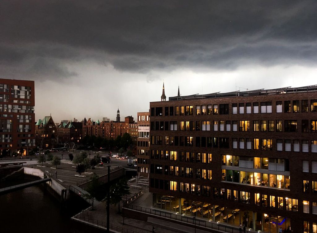 Dunkle Wolken über der HafenCity