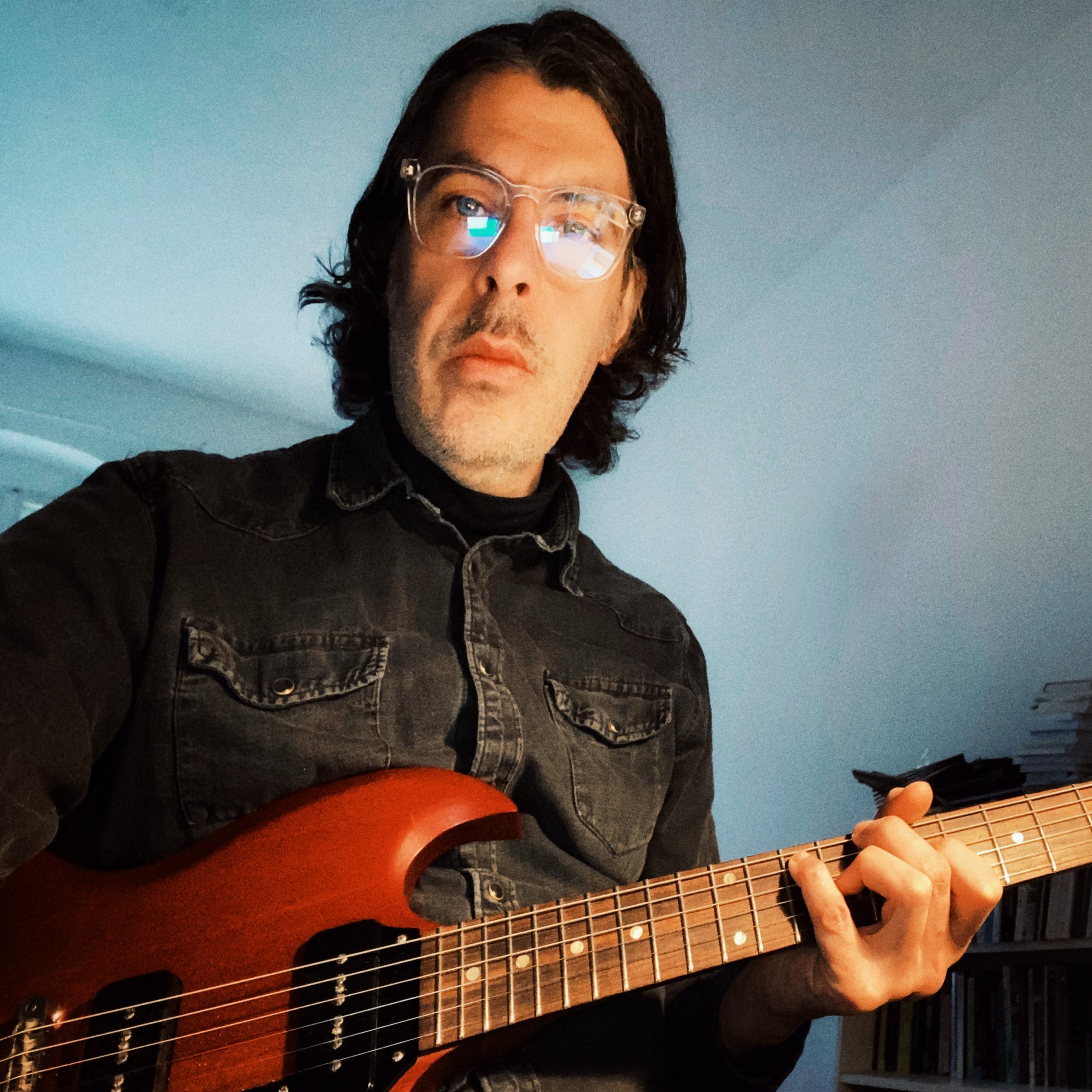 Musikkünstler Andrew Pekler hat für den Klangturm zur E-Gitarre gegriffen.