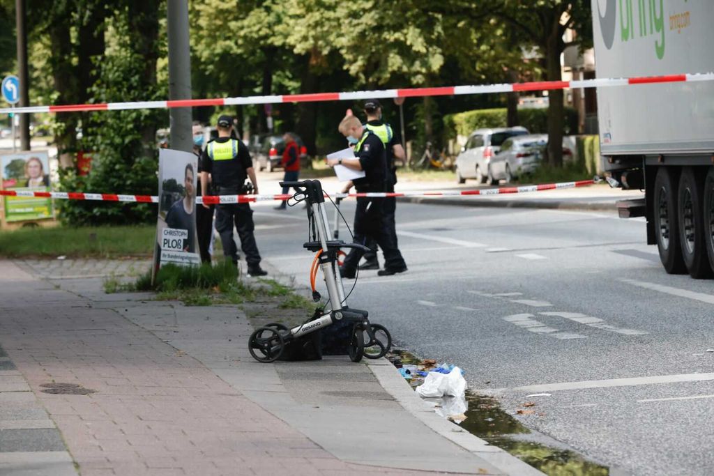 Der Rollator des älteren Mannes.