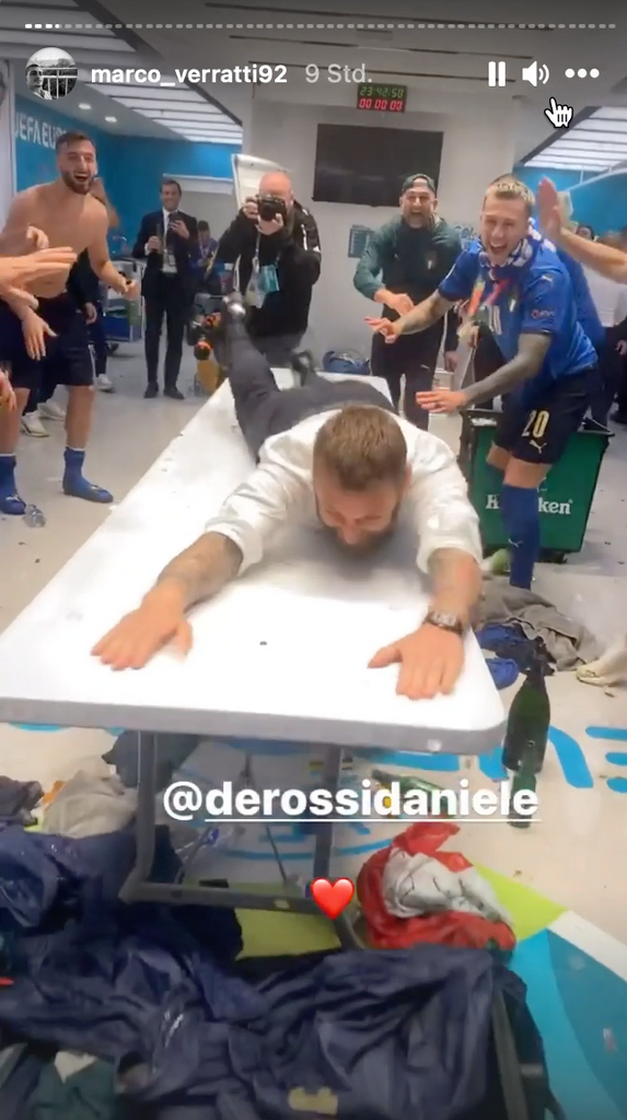 Daniele De Rossi rutscht über den Tisch, Mannschaft feuert ihn an