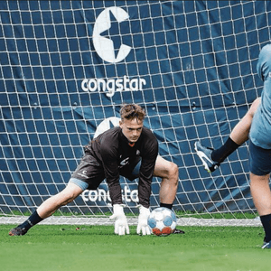 Marius Liesegang hält den Ball.