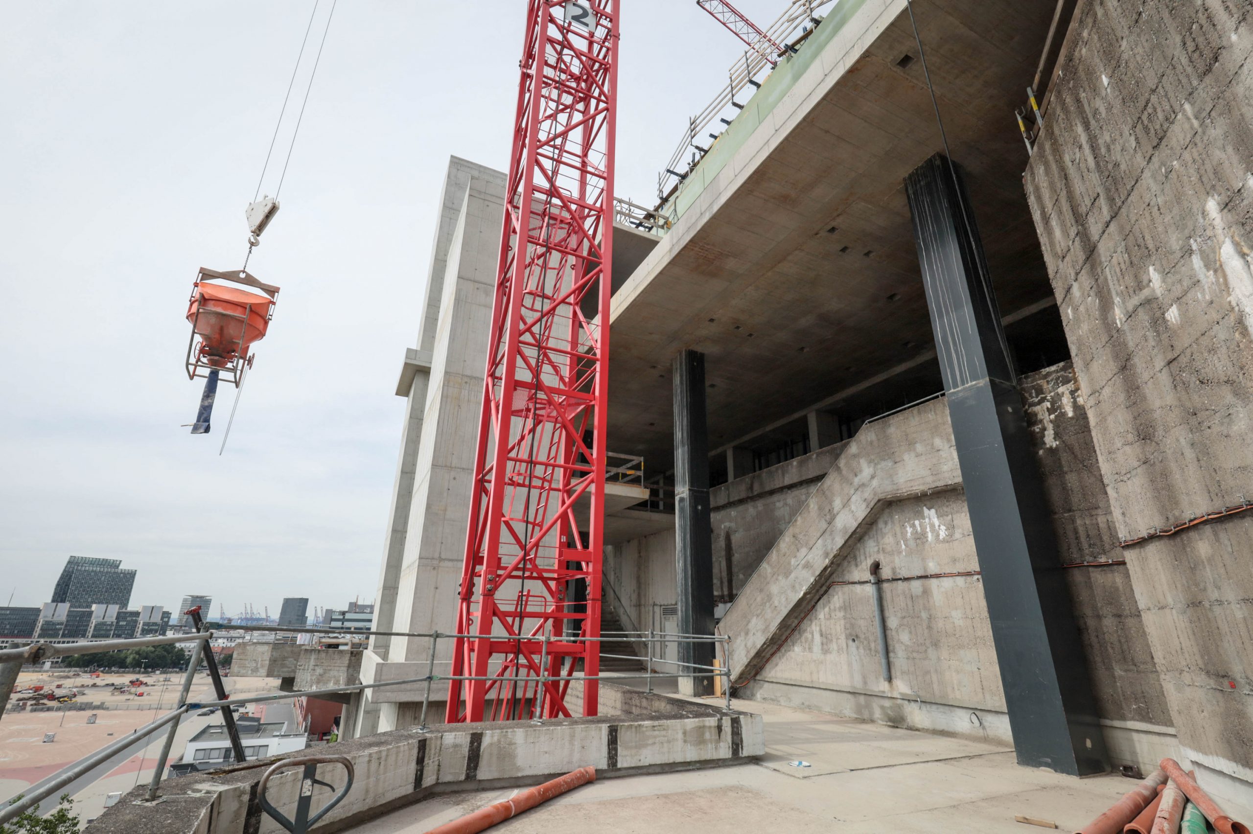 Mit den schwarzen, massiven Stahlsäulen ist der Aufbau mit dem Bunkerdach verankert