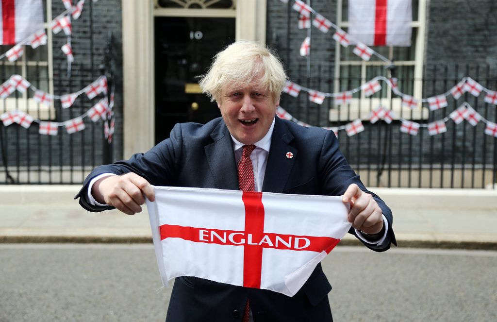 Boris Johnson mit einer England-Flagge