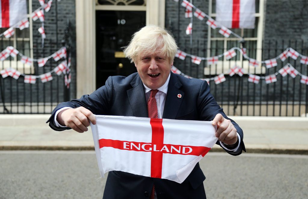 Boris Johnson mit einer England-Flagge