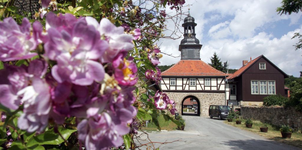 Blick auf ein Torhaus am ehemaligen Zisterzienserkloster Michaelstein in Blankenburg am nördlichen Harzrand.