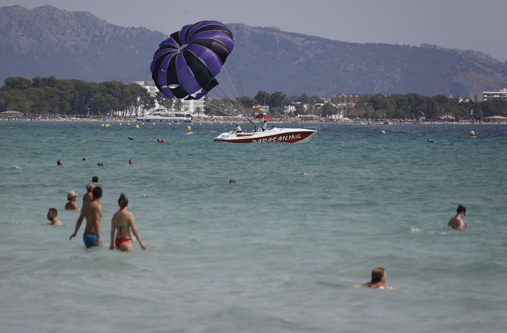 Urlauber am Strand Playa de Muro im Norden von Mallorca.