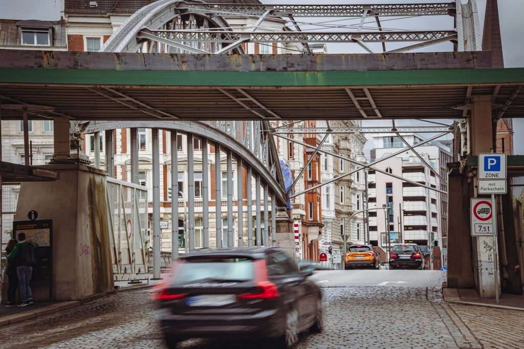 In der Hafencity hat es die Straße Bei St. Annen auf die Flop 10 vom ADFC geschafft. Kein Radweg in Sicht.