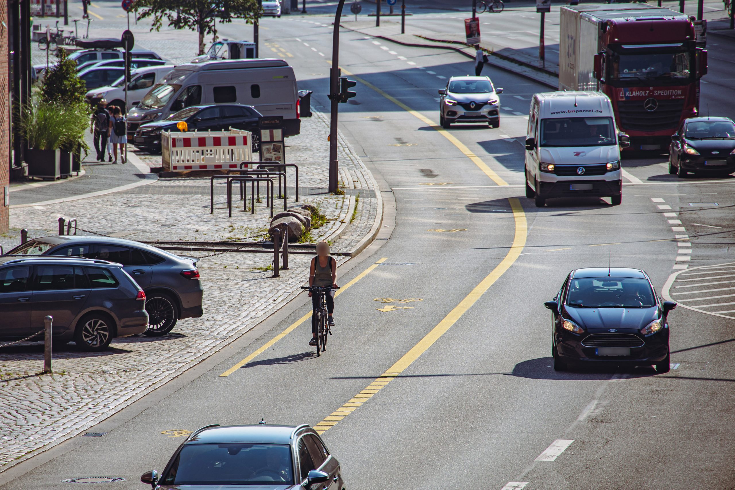 Die Hallerstraße, links ein Auto, rechts ein Pop-Up-Radweg