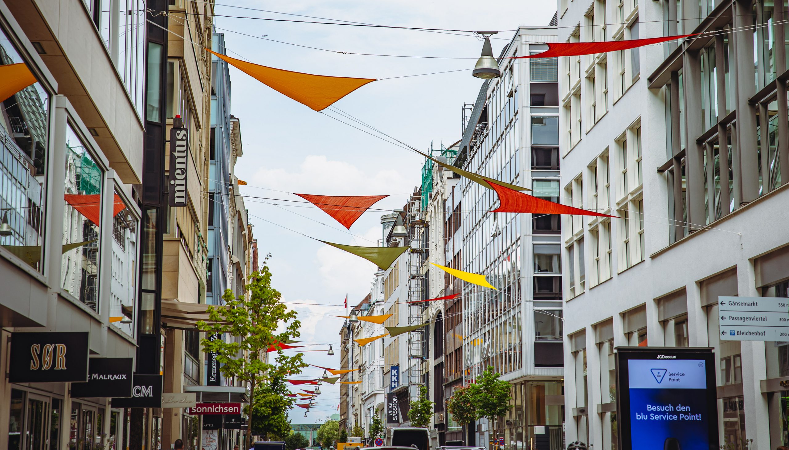 Am Neuen Wall sollen bunte Tücher den Sommer einläuten.