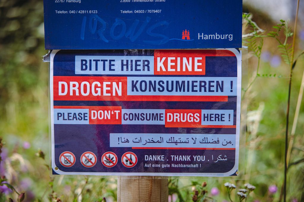 Unten das Anti-Drogen-Schild der Anwohner:innen, oben ein Schild der Stadt.