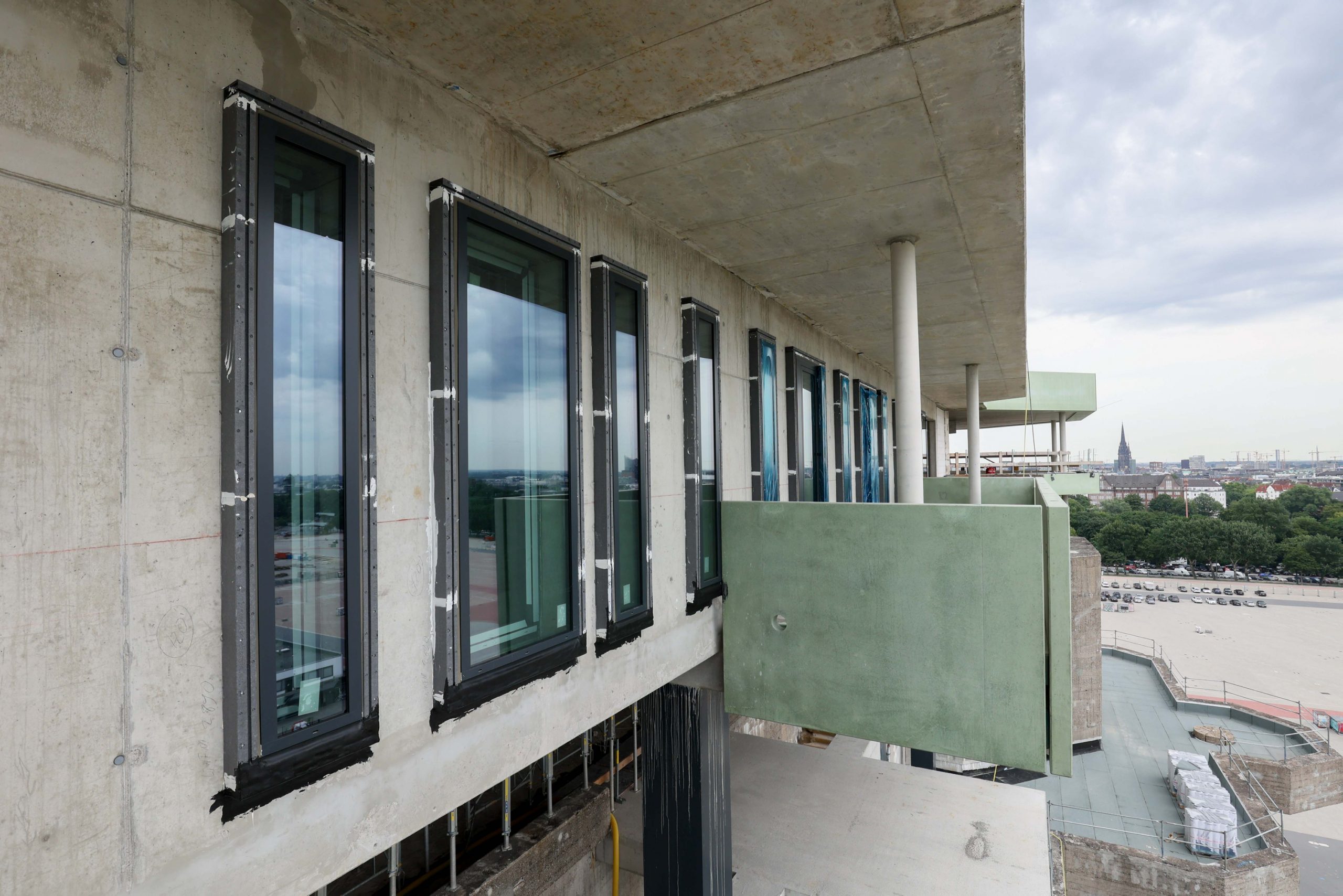 Auch in der großen Veranstaltungshalle sind die Fenster bereits eingesetzt.