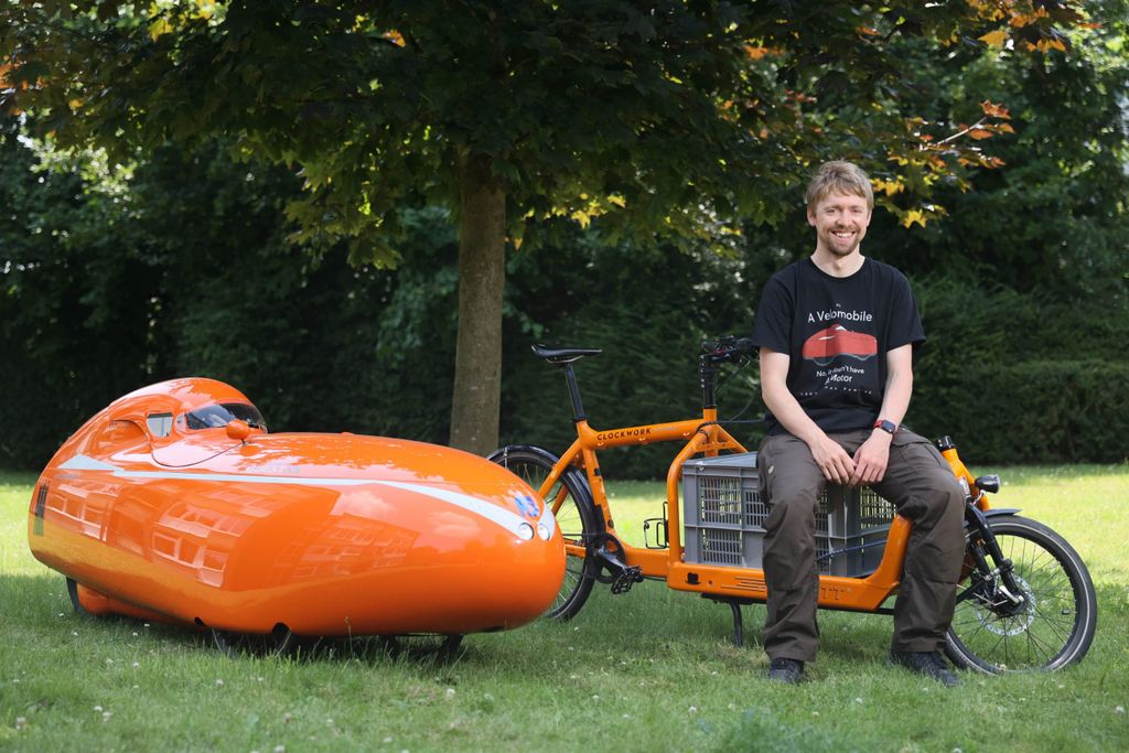 Lars T. mit seinem Lastenrad und Velomobil.