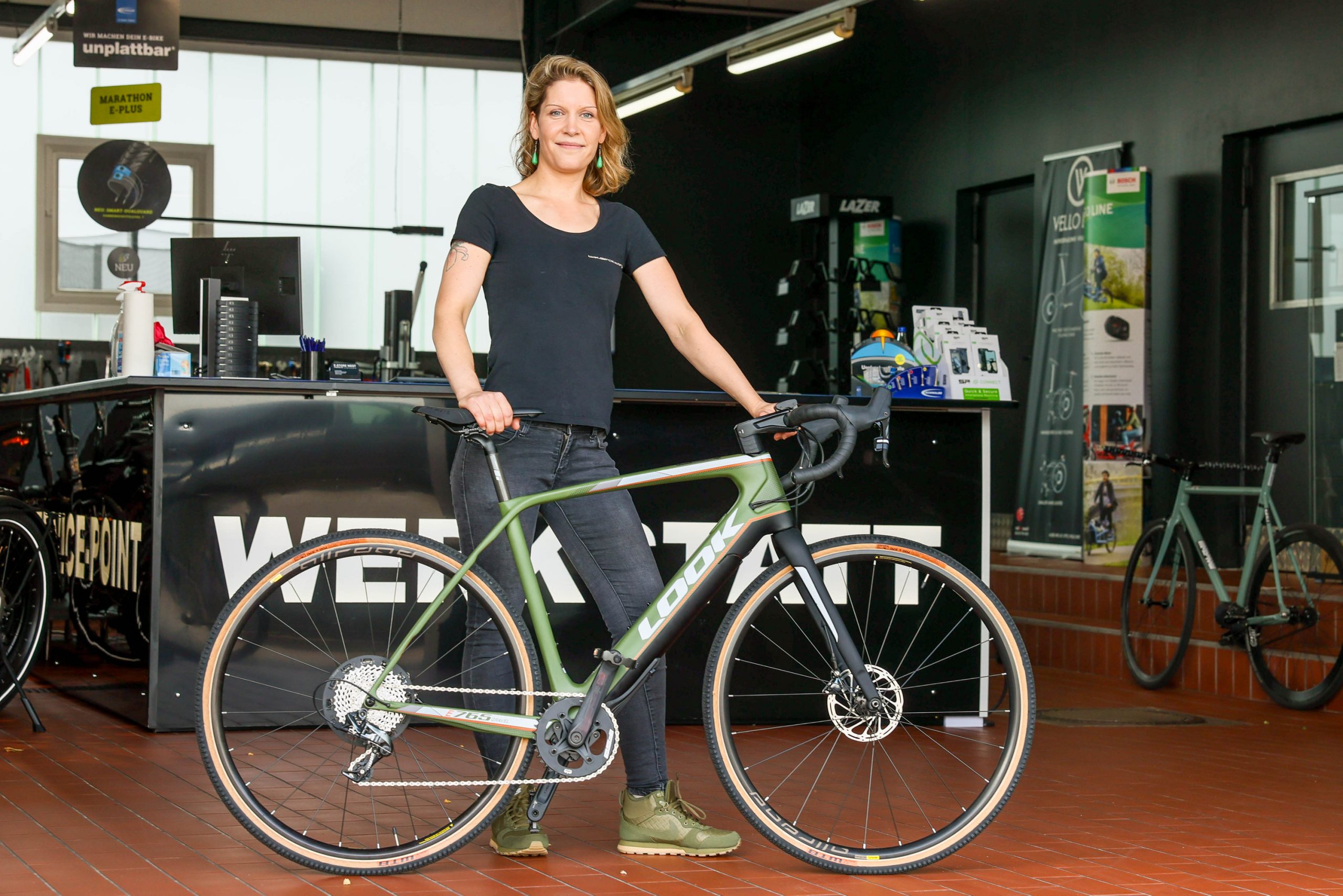 Yasmin Kirchhoff mit einem E-Gravelbike für rund 5700 Euro, das besonders oft gekauft wird.