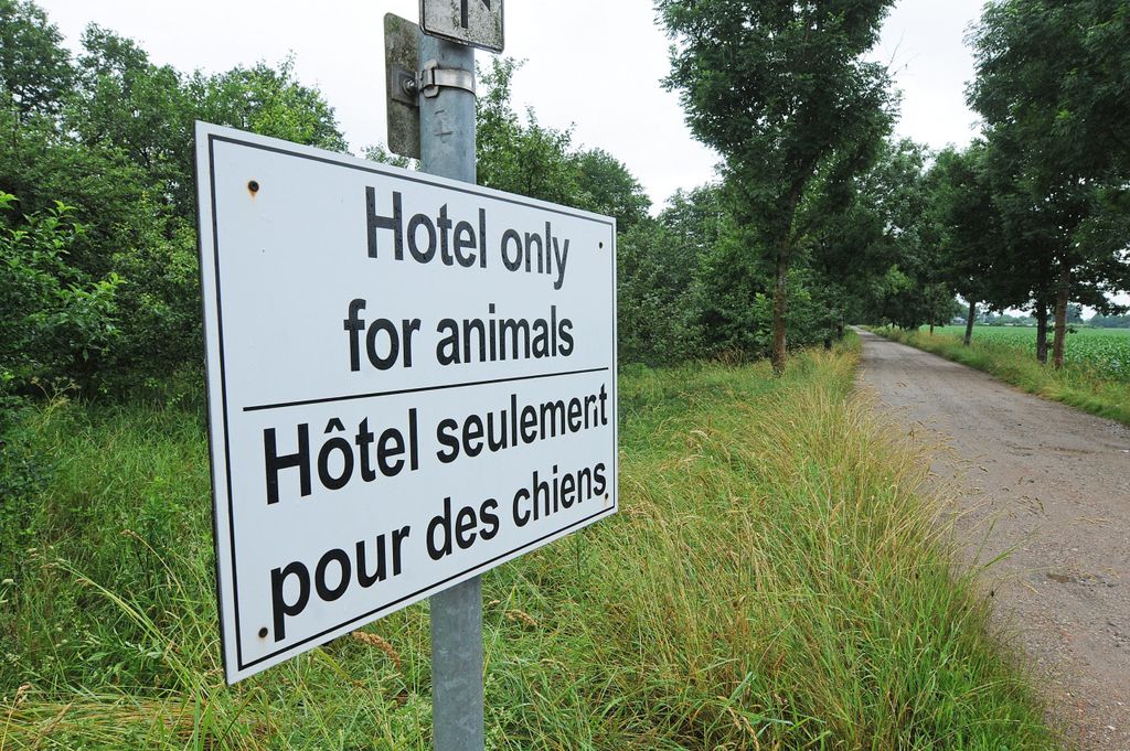 Schild vor dem Tierhotel