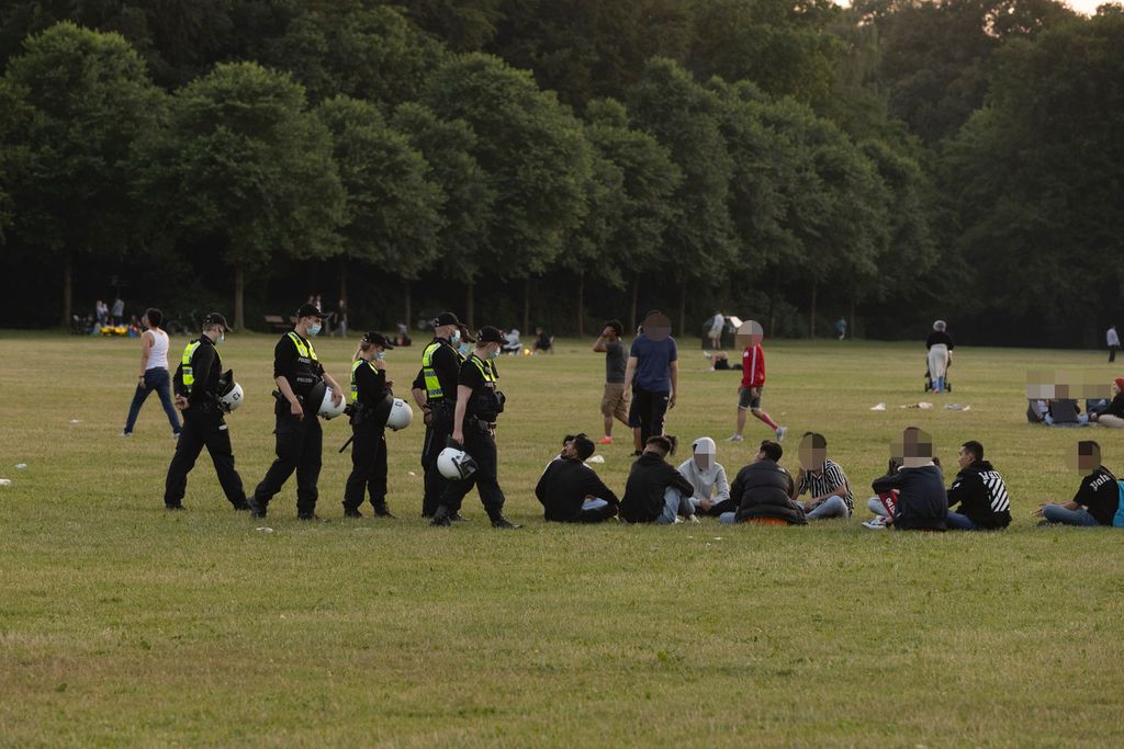 Die Polizei kontrolliert am Freitagabend im Stadtpark eine Gruppe Jugendlicher.