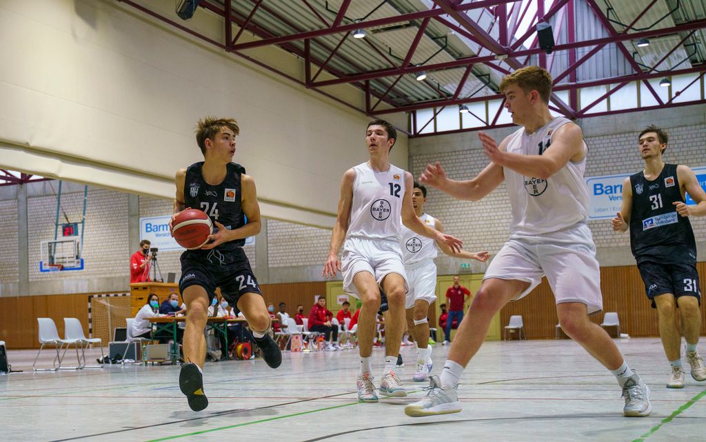 Jugendliche spielen Basketball