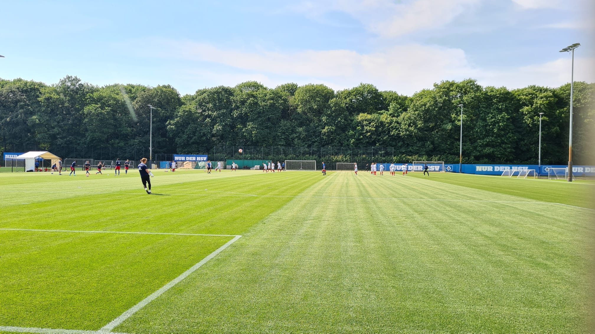 Die HSV-Profis machen sich bereit für das Testspiel.