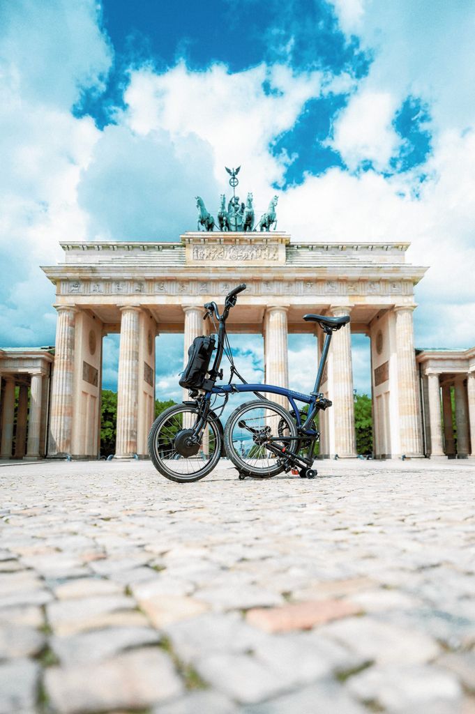 Ein Brompton-Bike vor dem Brandenburger Tor. Die MOPO hat das faltbare Rad ausprobiert.