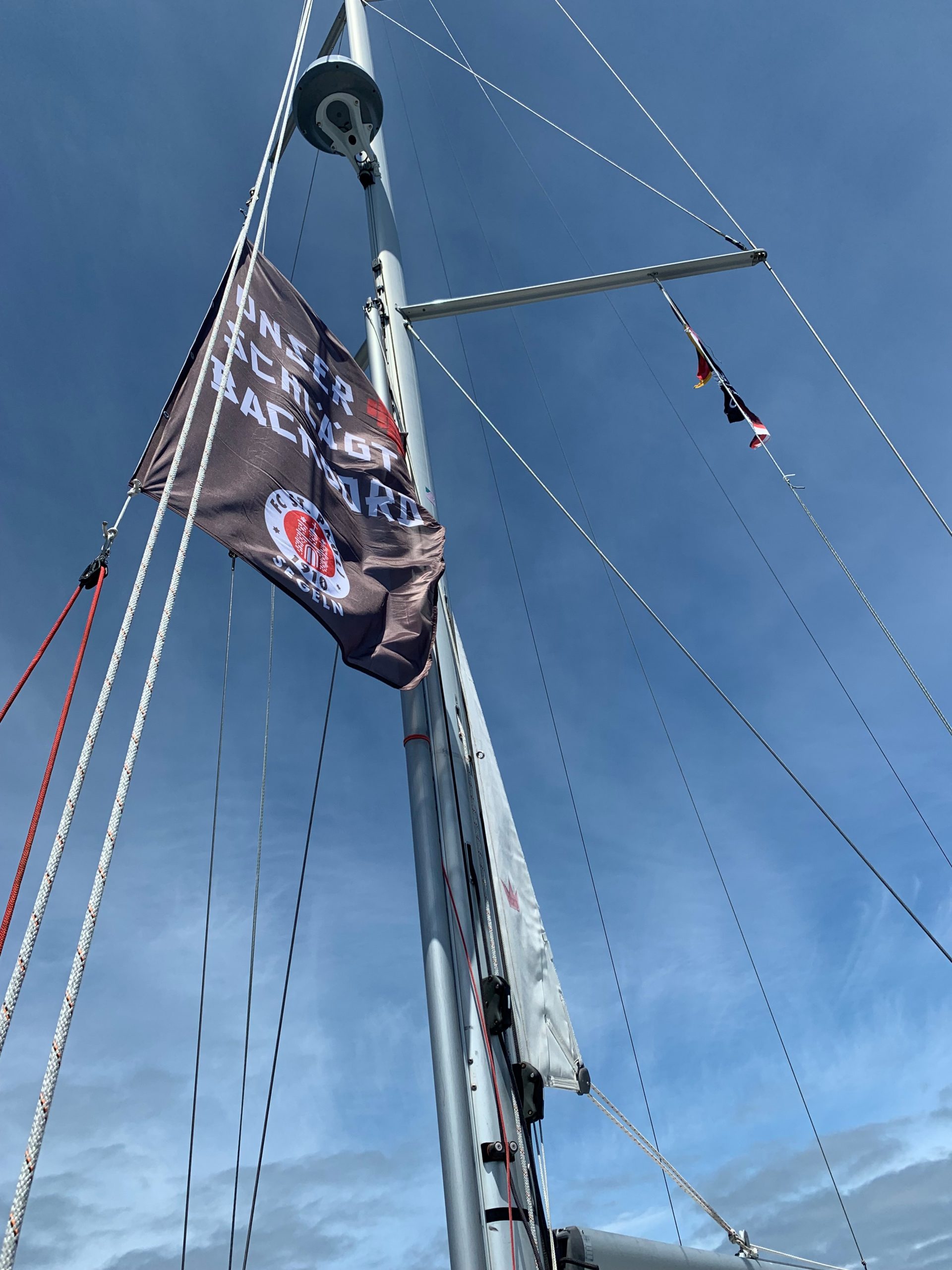 Unter FC St. Pauli Flagge stach die Yacht in Frankreich ins Meer bis zum Zielhafen in Spanien.