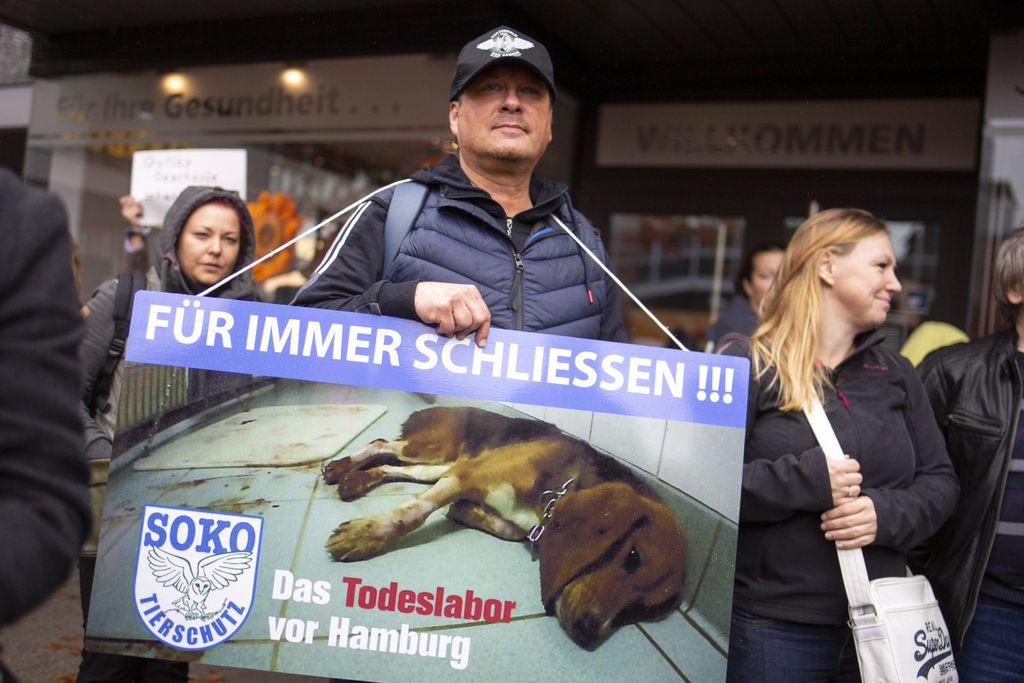 In Hamburg hatte es im vergangenen Jahr große Proteste für die Schließung des Labors und die Freilassung der Tiere gegeben.