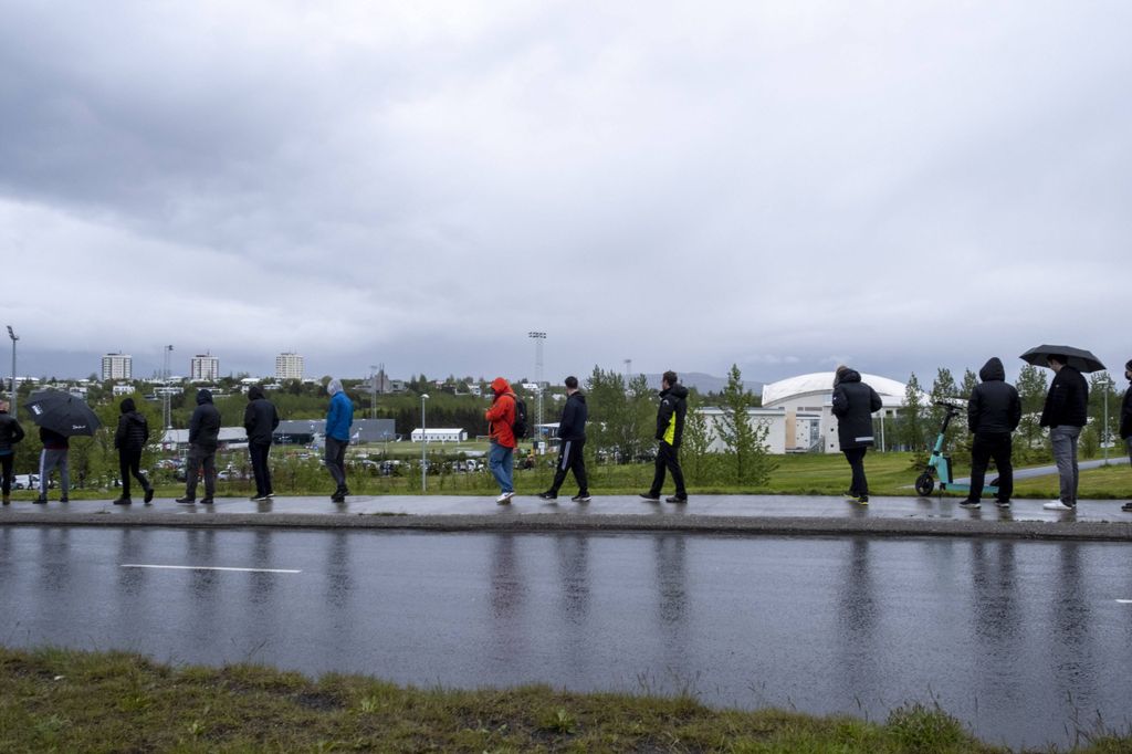Hunderte warten vor der Sporthalle Laugadalshöll in Reykjavik auf ihre Corona-Impfung.