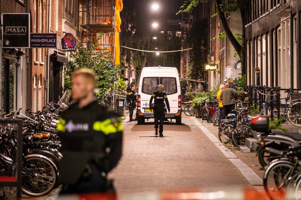 Polizisten am Tatort in Amsterdam.