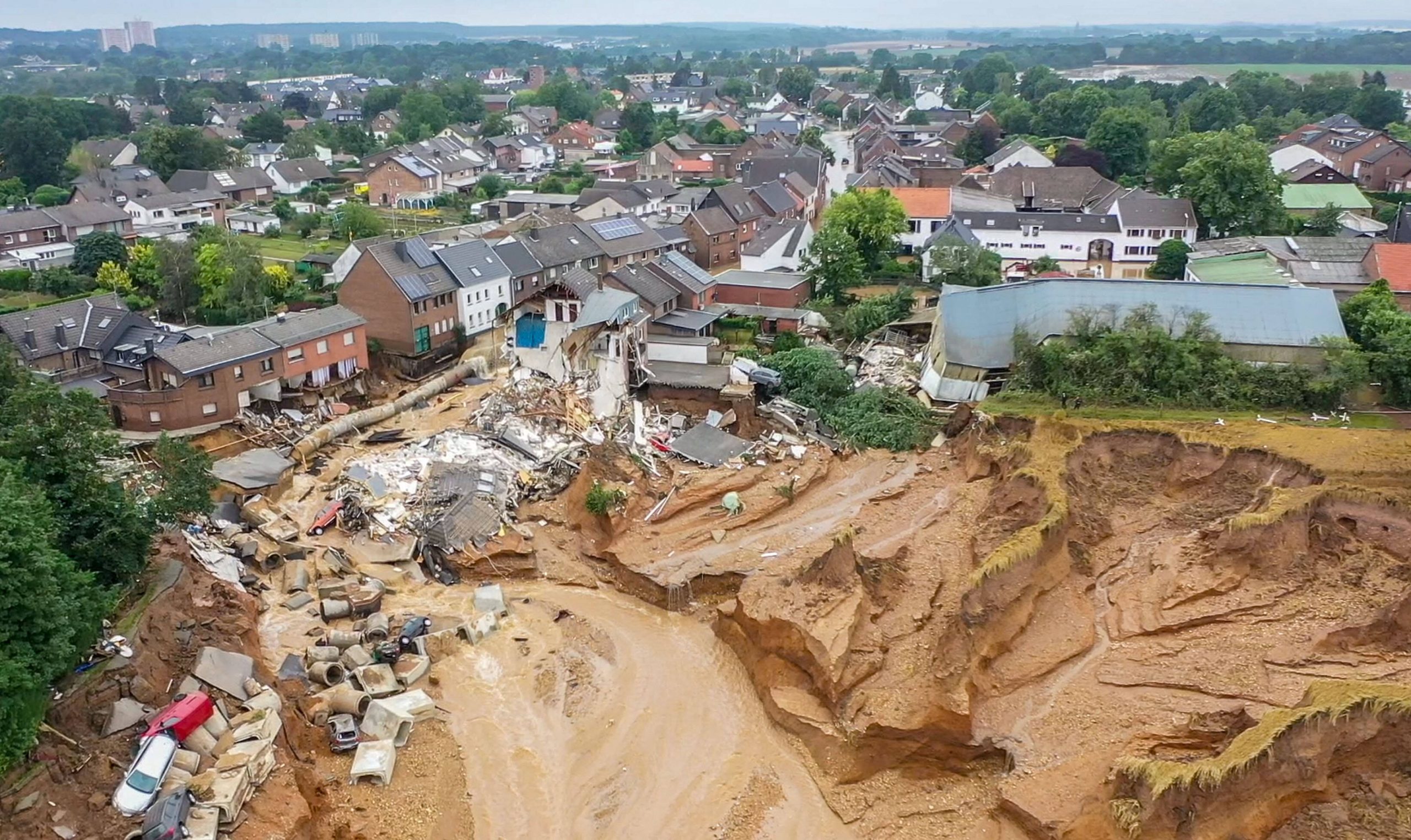 Die Flut hat einen massiven Erdrutsch im Stadtteil Blessem in Erftstadt verursacht.