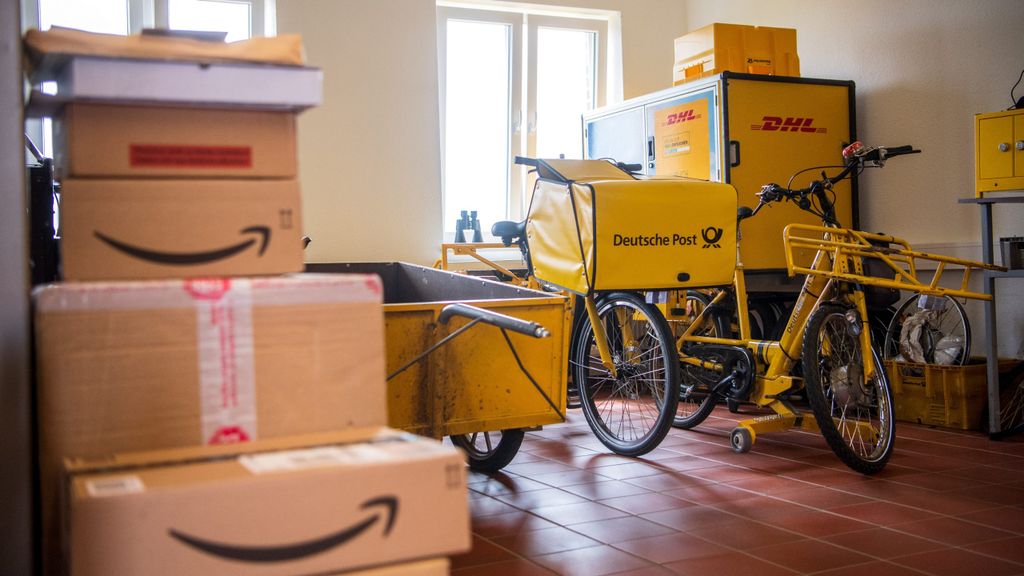 Amazonpakete stapeln sich