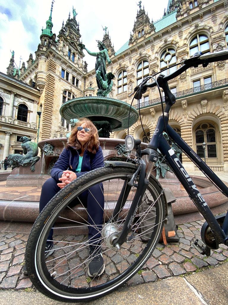 Wie fährt es sich auf der Veloroute 11? Die MOPO hat es ausgetestet. Hier eine kleine Pause am Rathaus.